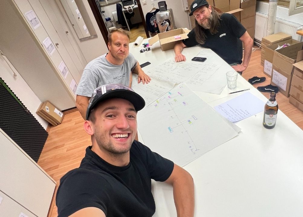 Personalisierte Socken gestalten für Firmen Team hinter Flatwhite